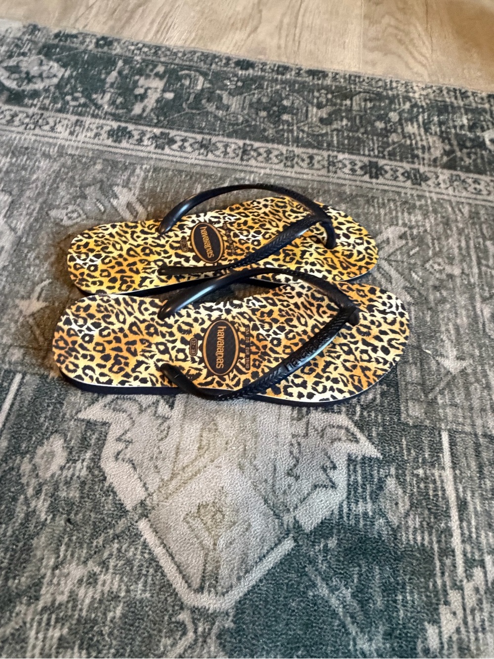 Havaianas womens Leopard Print Flip Flops in Black and Yellow size 7-8